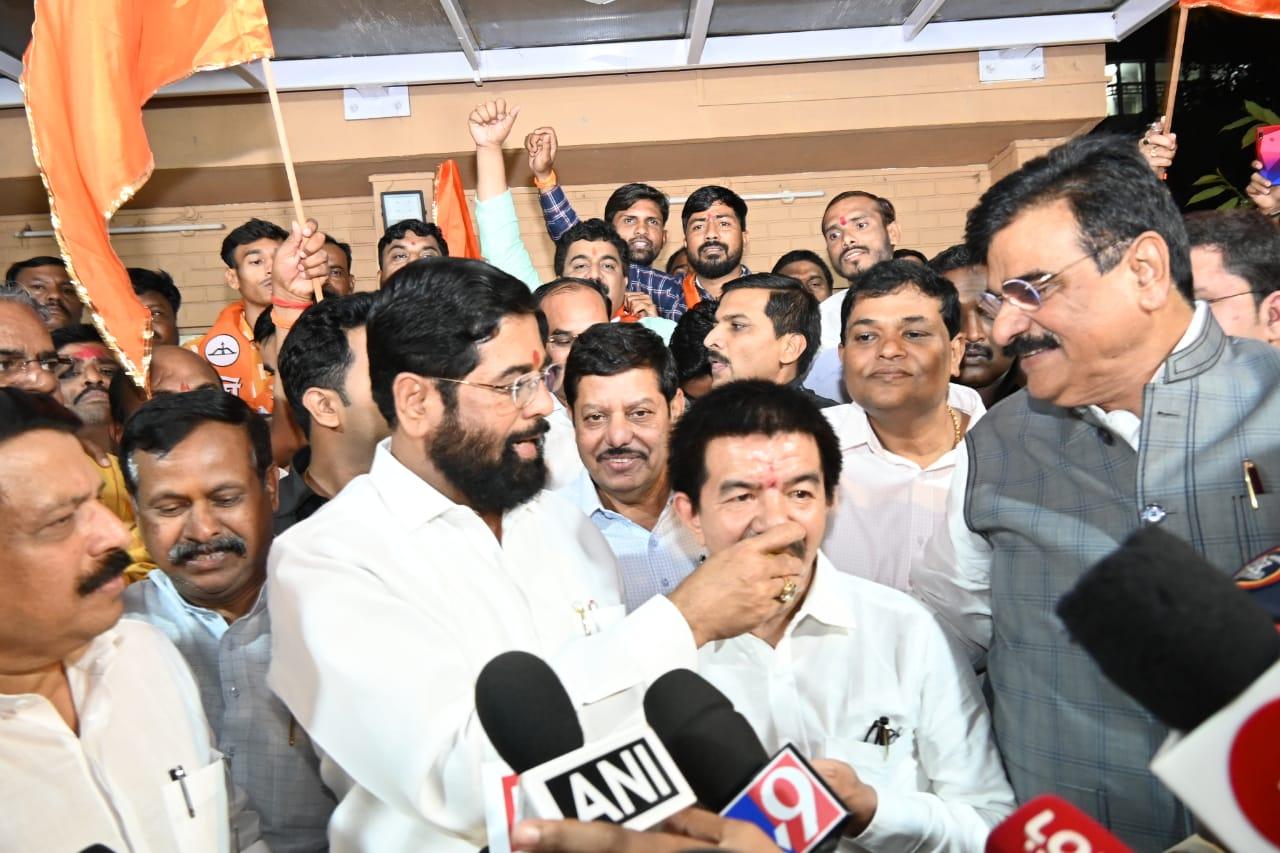 The Uddhav Thackeray faction's MLAs got 23.5 per cent of votes polled in favour of the winning Shiv Sena candidates, the three-member Commission said in a unanimous order (Pic/Eknath Shinde's team)