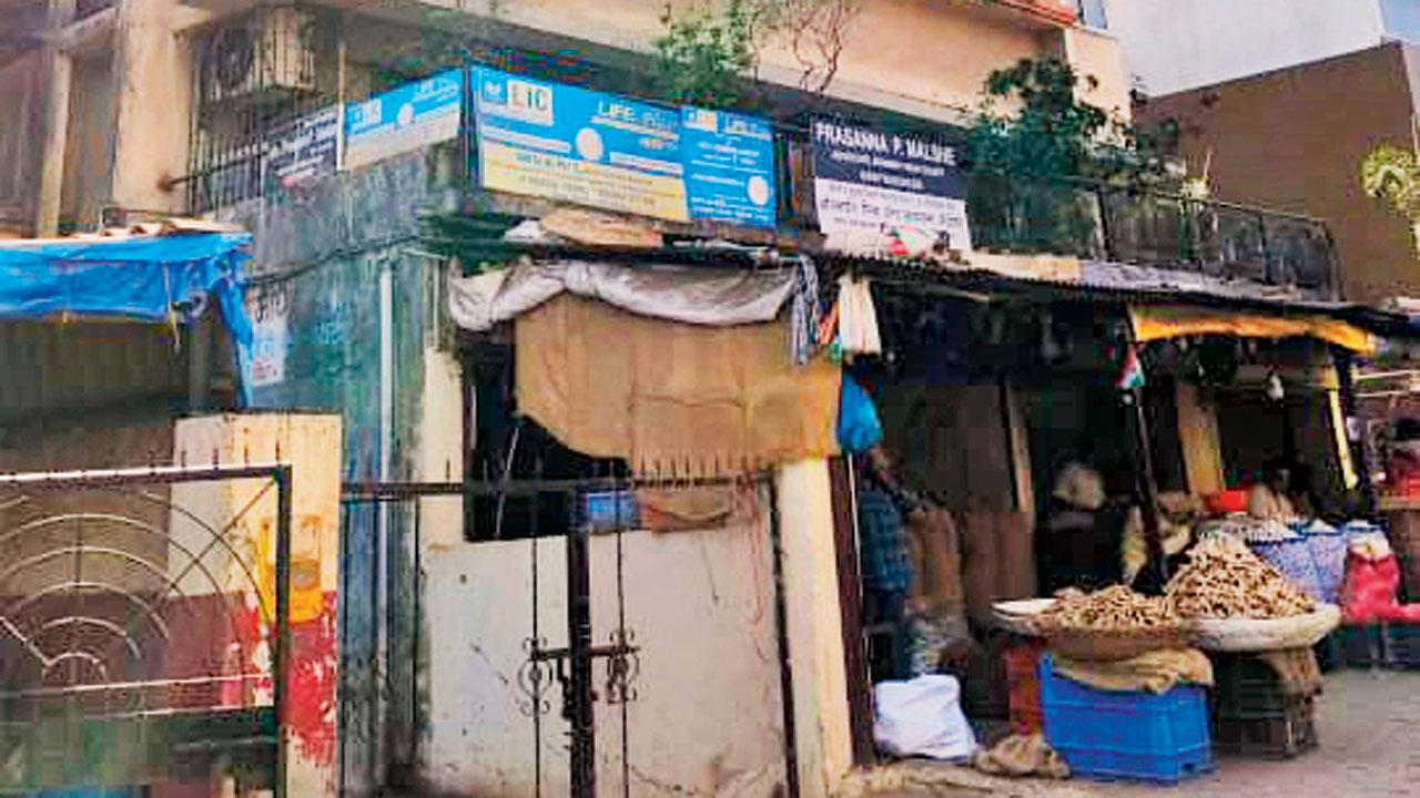 The ayurvedic store where mid-day reporters were taken is located in this building, outside Dadar railway station. Pic/Rajesh Gupta