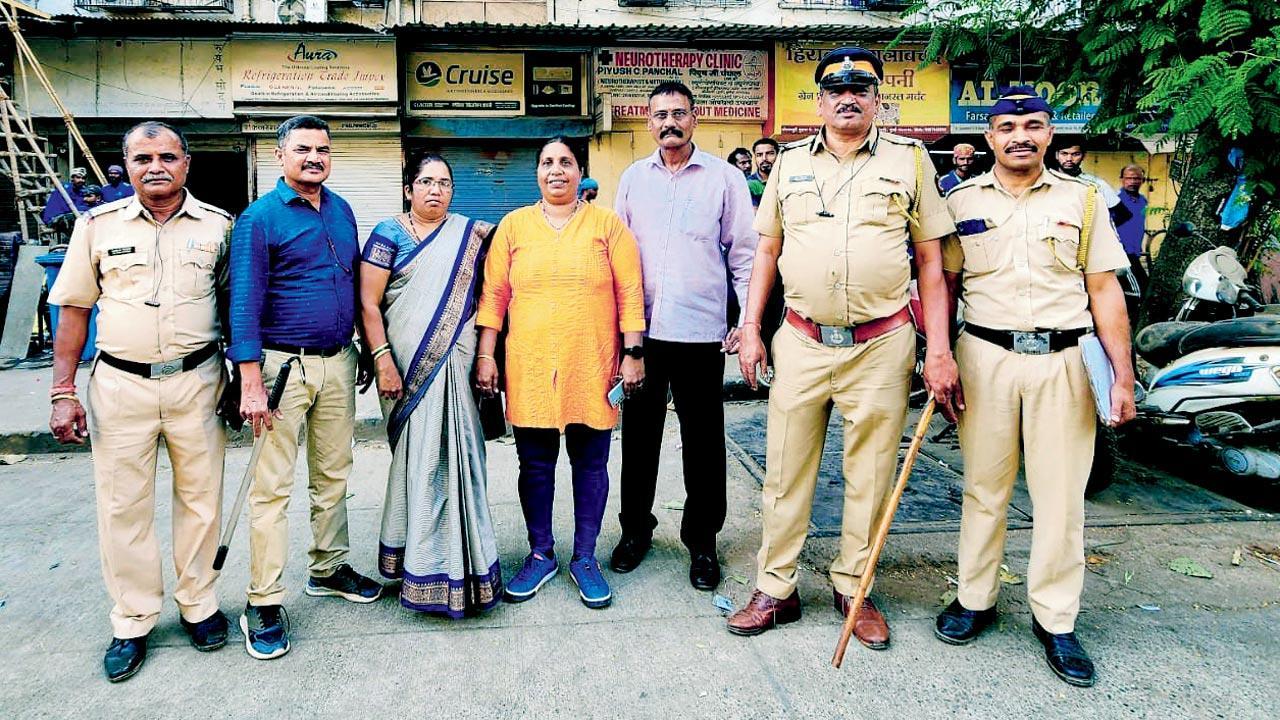 Mumbai: Cop brings down man from 3rd floor with food, patriotic song