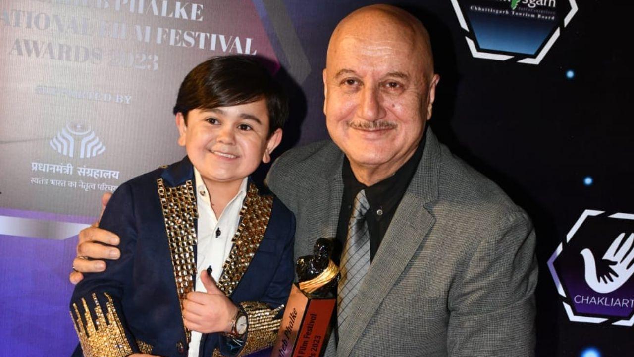 The versatile actor Anupam Kher was all smiles as he posed with Abdu Rozaik. 