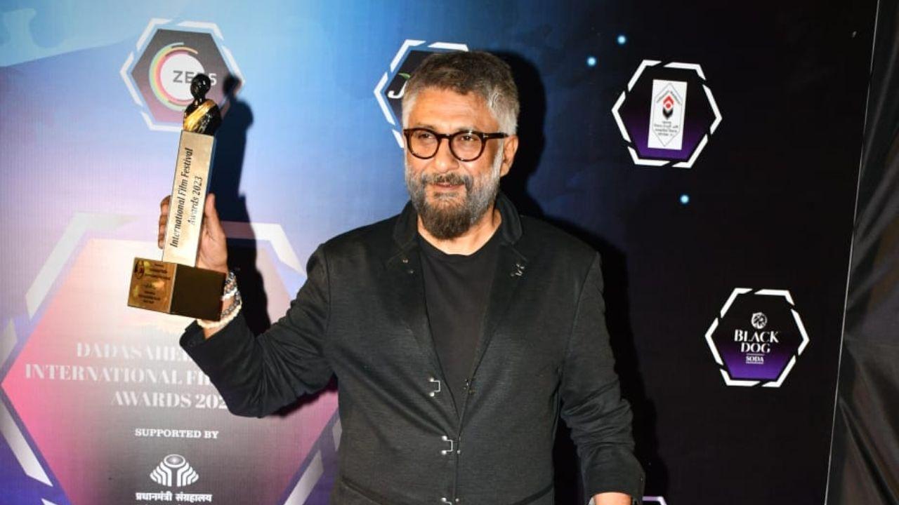 Vivek Agnihotri proudly showed off the award which he had won for the path breaking film 'The Kashmir Files' .