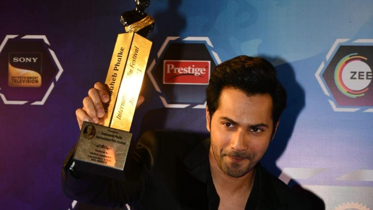 The Gen-Next superstar Varun Dhawan was all smiles as he flaunted the award that he had got!
 
