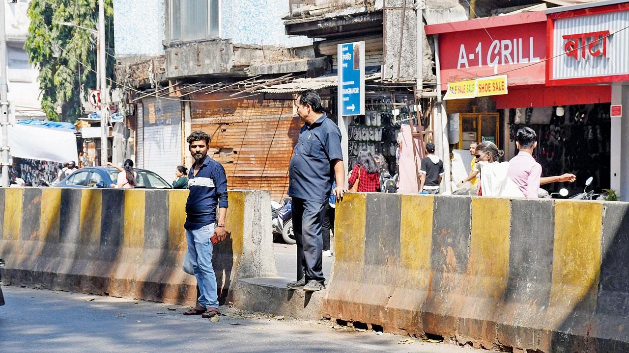 A roughly-four-feet-high divider on Linking Road. Pic/Pradeep Dhivar /Ashish Raje