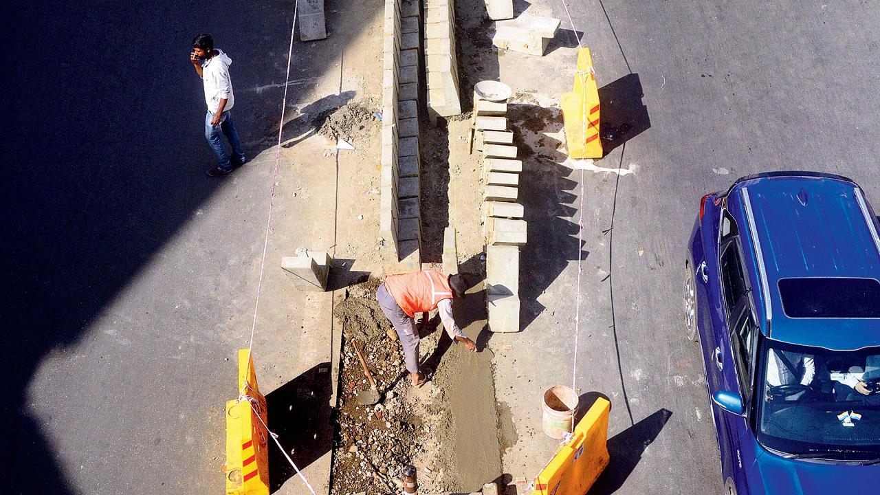 Tall dividers are being placed near Nana Chowk as part of Mumbai Beautification Project. Pic/Satej Shinde