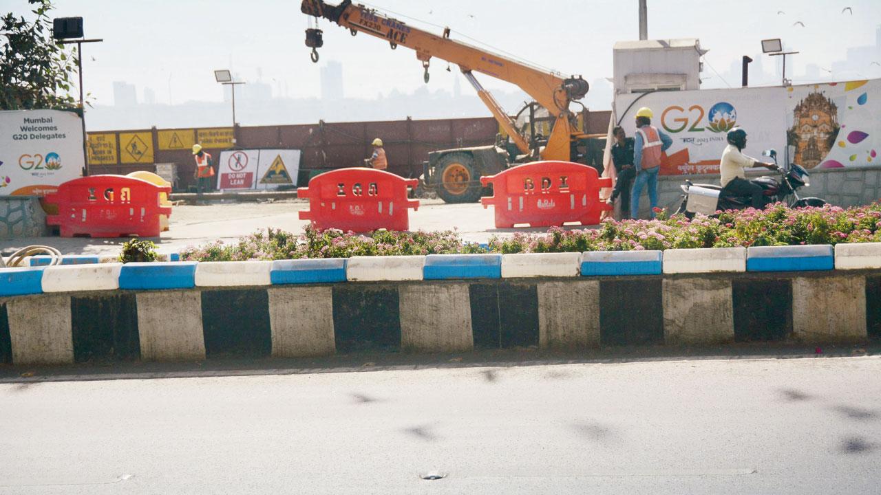 Temporary dividers placed near Girgaon. Pic/Sayyed Sameer Abedi