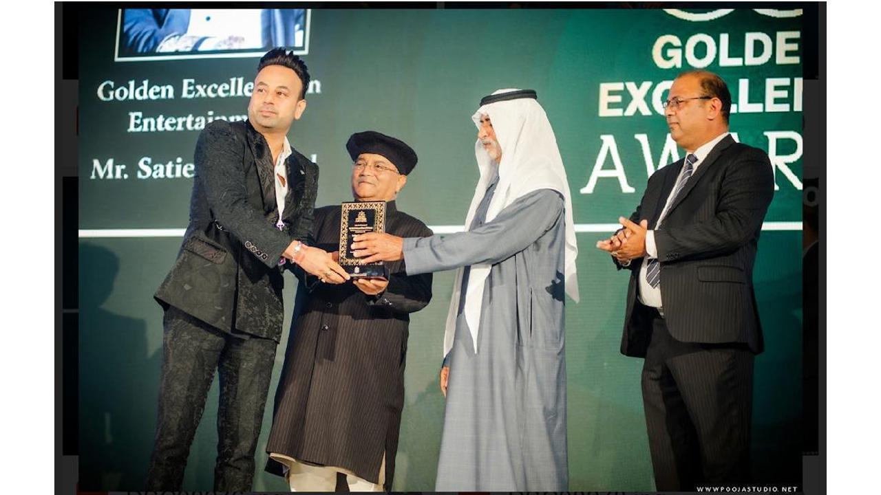 Satish Sanpal honored with Cashaa Golden Excellence award in Entertainment