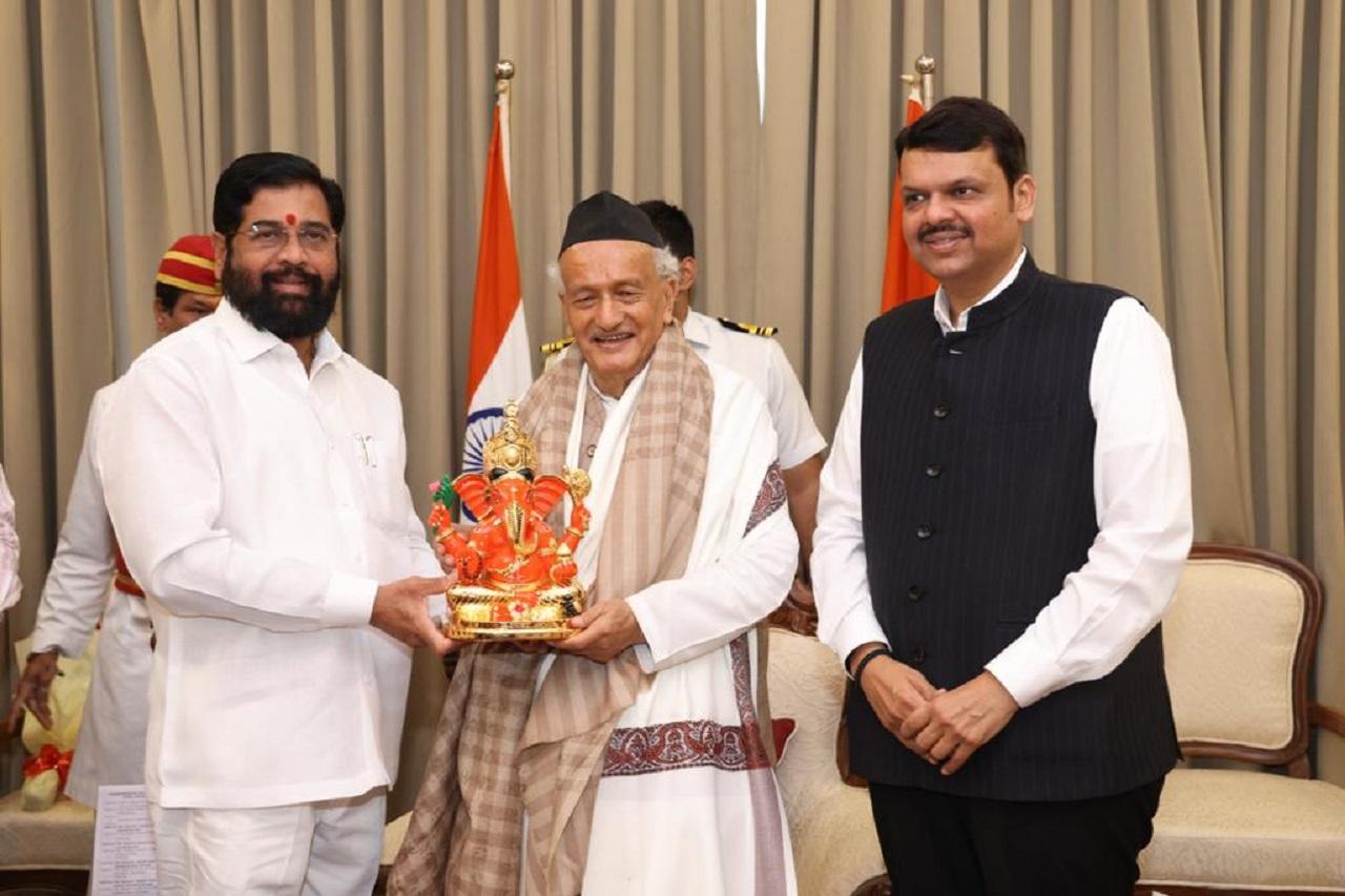 Maharashtra CM Eknath Shinde and Dy CM Devendra Fadnavis gave Governor Bhagat Singh Koshyari a bouquet and an idol of Lord Ganesha