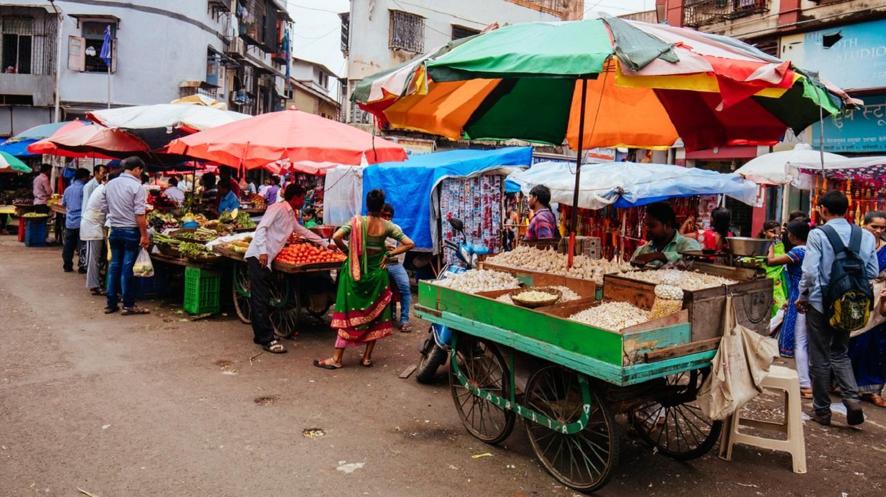 TMC chief orders to remove unauthorised hawkers near Thane railway station