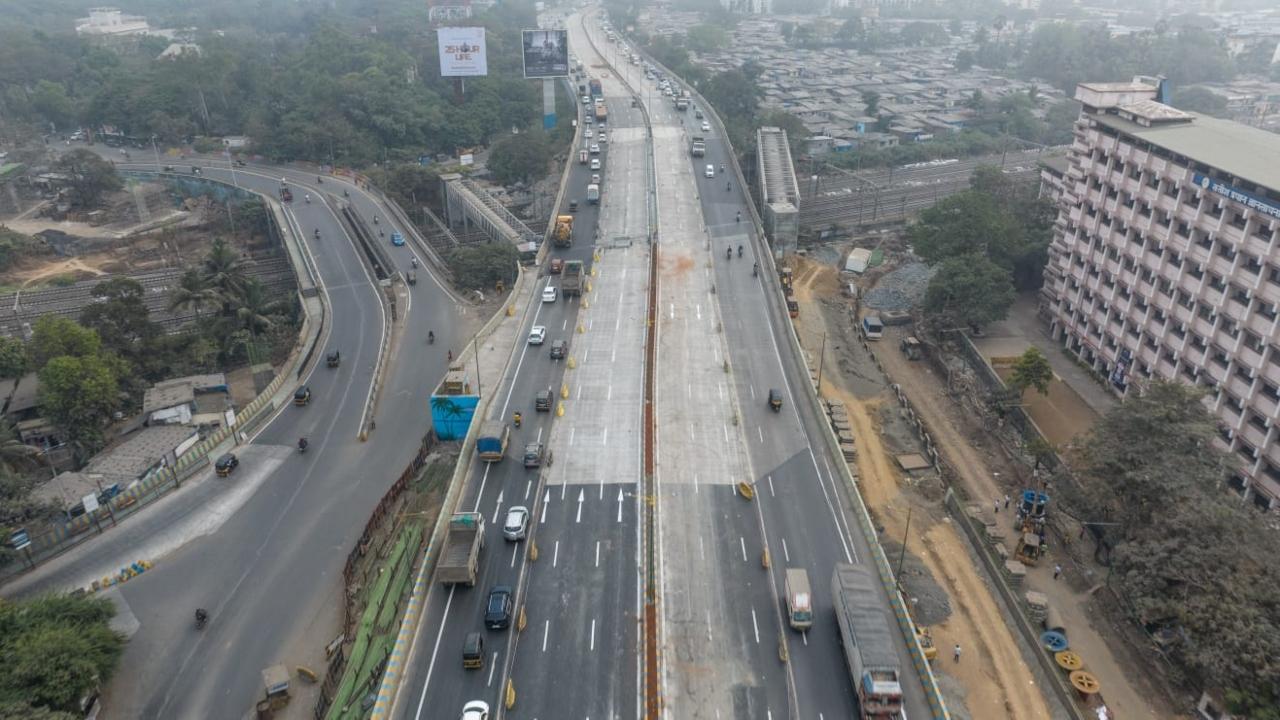 Srinivas said, Due to the new wide bridge, the passengers will now save their precious time and fuel. Along with this, there will be a big reduction in the traffic at Teen Hat Naka as well