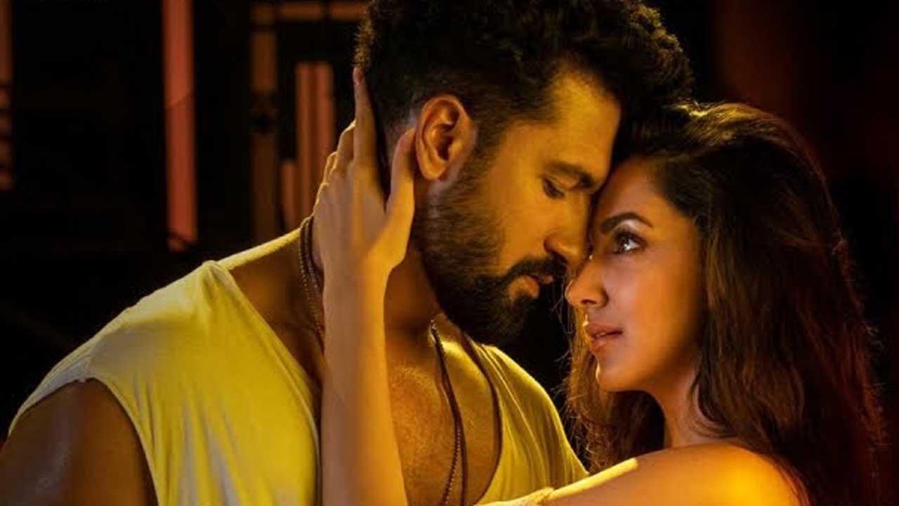 'Kyaa Baat Haii 2.0' from 'Govinda Naam Mera' co-starring Vicky Kaushal is a recreation of Harrdy Sandhu's hit Punjabi song. Kiara also played the perfect 'Bijli' in the film, one of her hottest avatars till date.