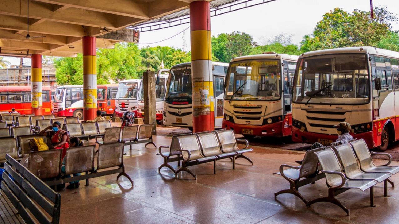 Maharashtra ST conductor leaves bus midway to drink alcohol, suspended