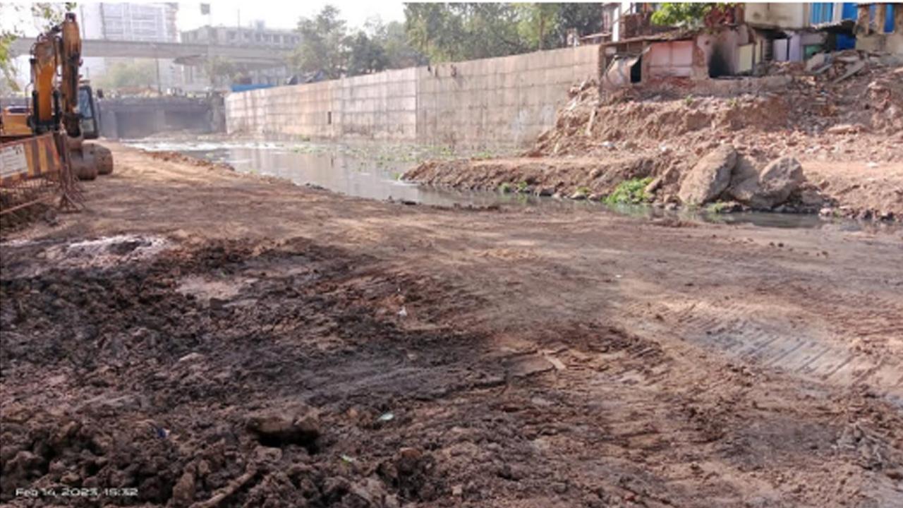 Saving Mumbai’s Mithi River: A Fight Against Negligence and Devastation as Authorities Turn a Blind Eye
