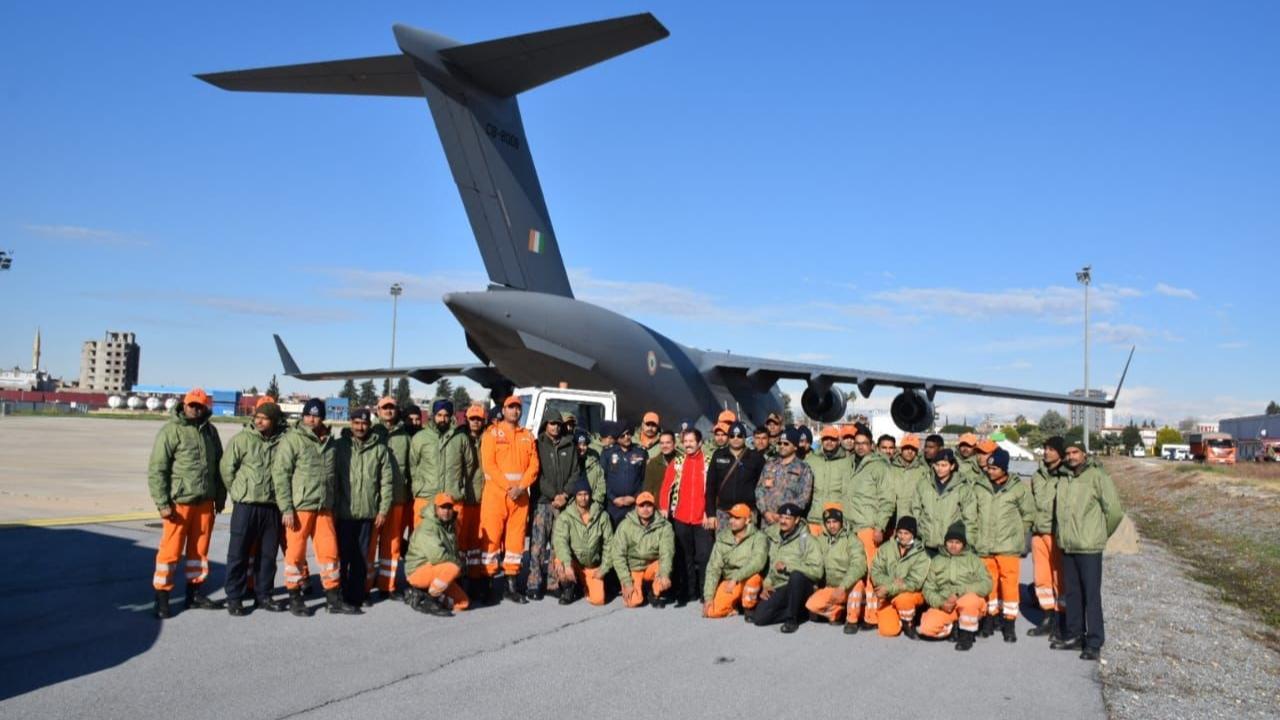 The first NDRF team landed at the Adana airport in south Turkey. Pics/NDRF PRO