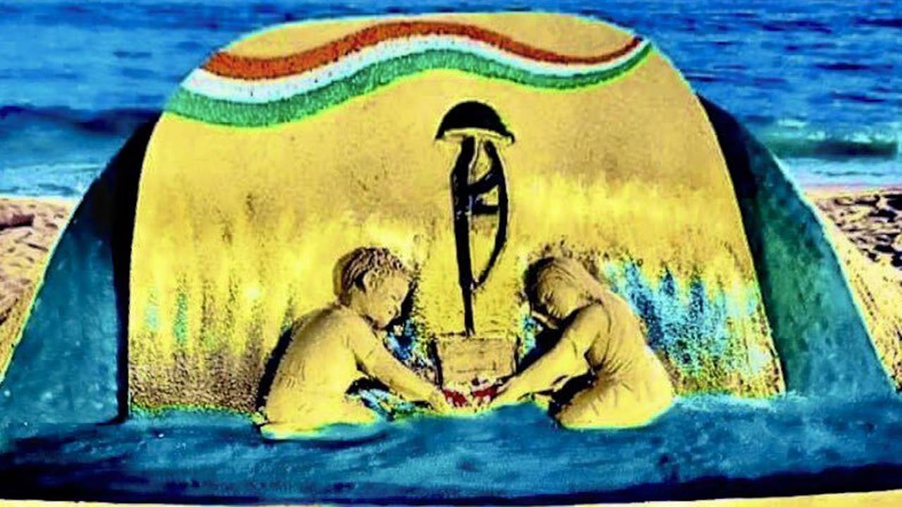 Sudarsan Pattnaik,  a Padma Shri Awardee sand artist, paid tribute to the martyrs of Pulwama