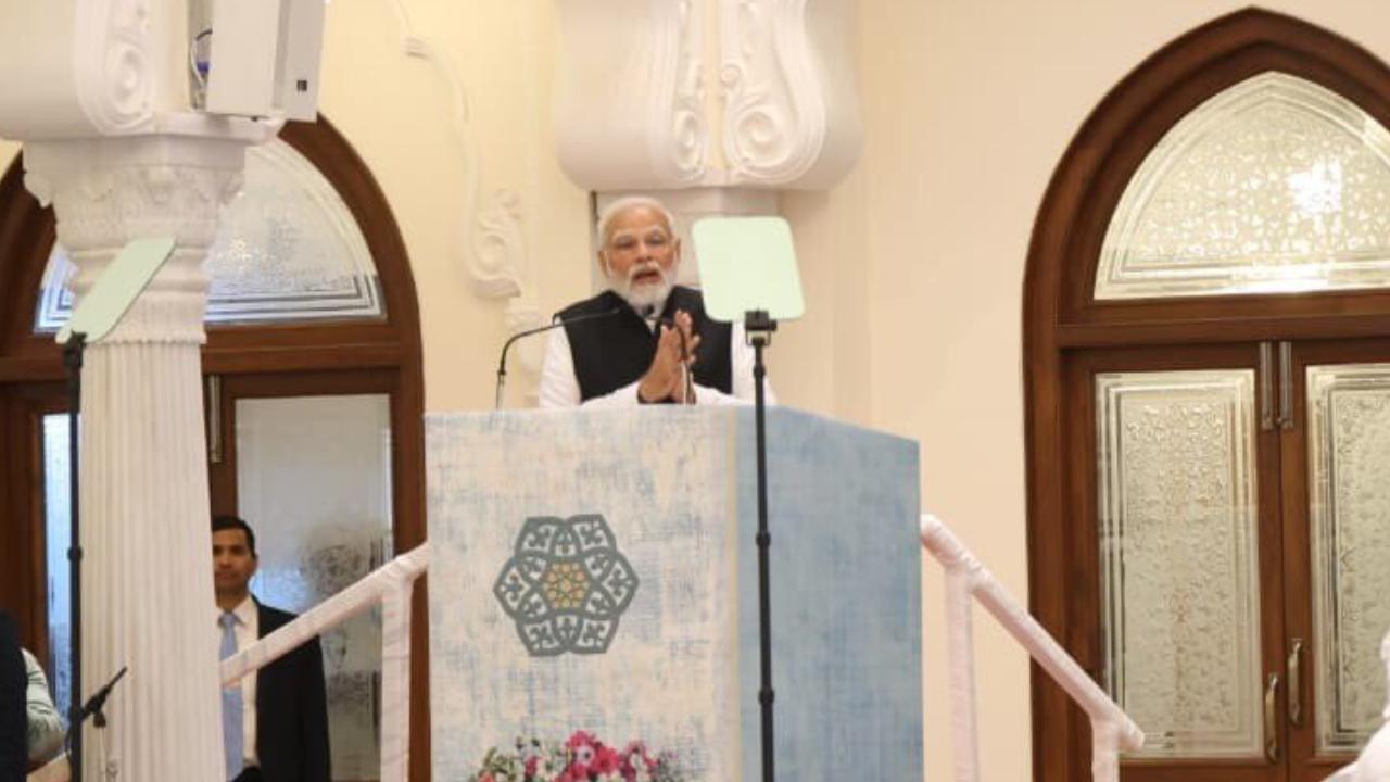 Earlier, the Prime Minister flagged off two Vande Bharat trains in Mumbai. On the occasion, the PM said that the trains exemplify the speed and scale of India's progress. He said these trains will benefit students and office-goers while also facilitating devotees and farmers. Pic/Twitter/official account of Eknath Shinde