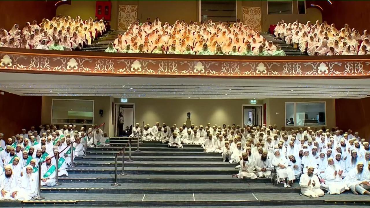 Prime Minister Modi said that the Dawoodi Bohra community has stood test of transforming according to times and has created atmosphere of unprecedented trust in last few years. The Prime Minister said that in last eight years, one university and two colleges were opened in India every week. Pic/ Twitter/official account of BJP