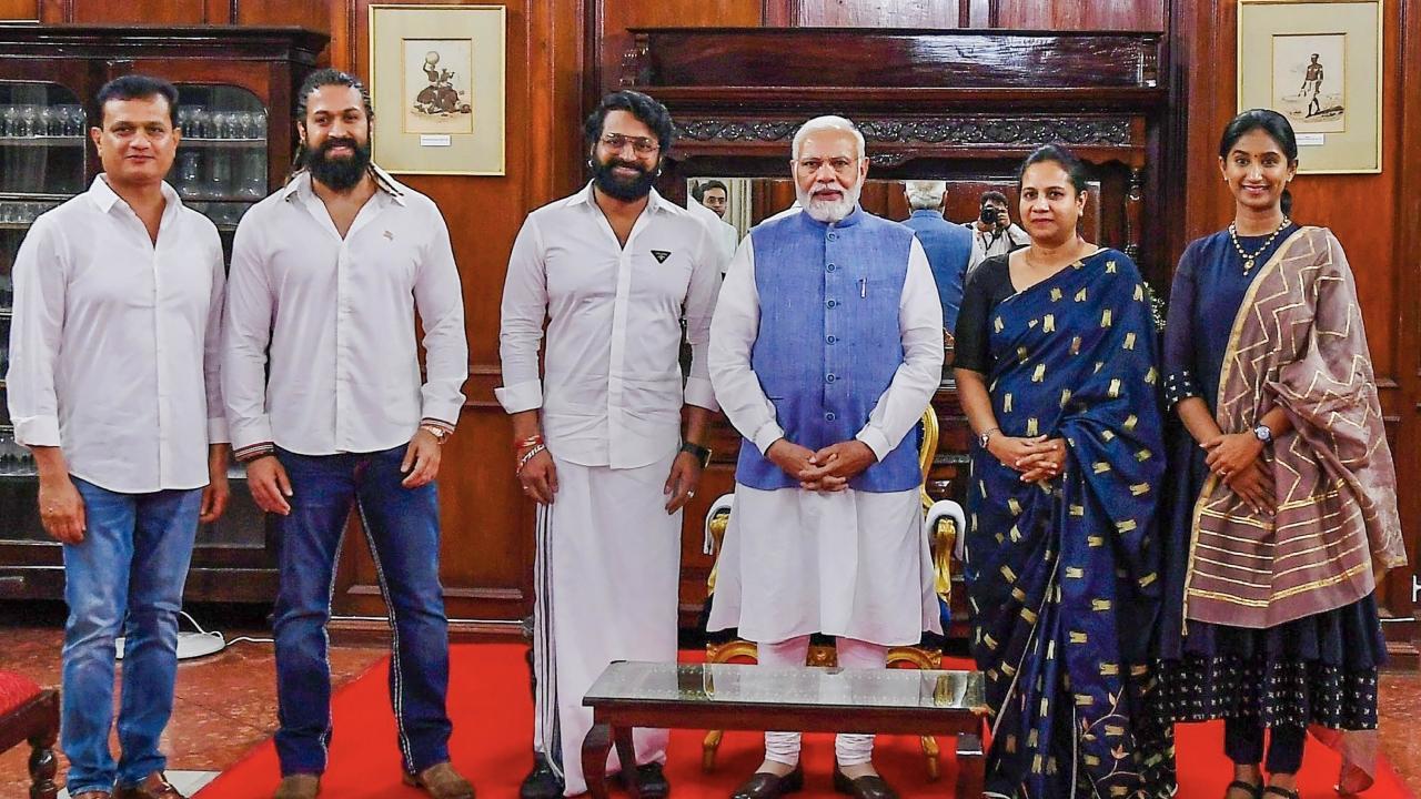 Karnataka: PM Modi meets actors, former cricketers in Bengaluru