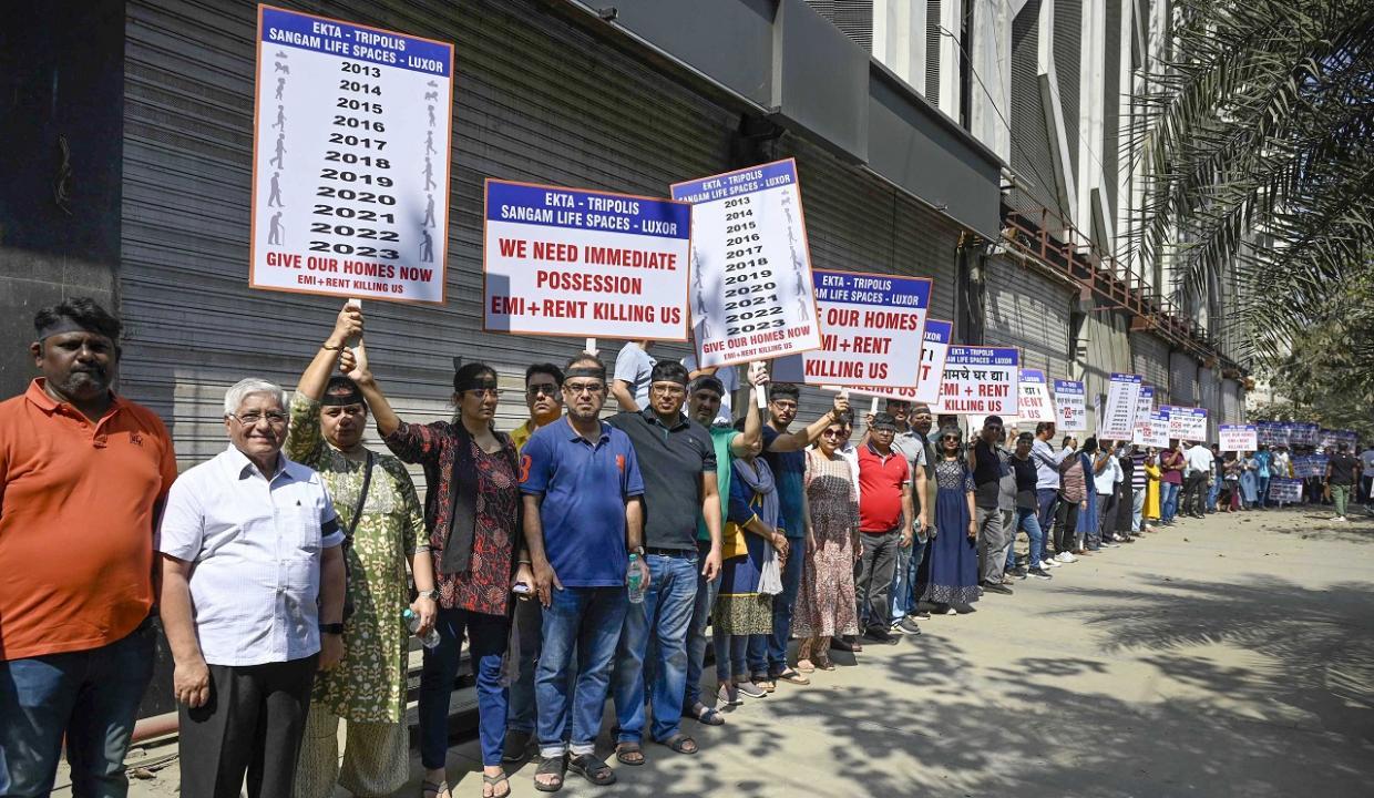 Mumbai: Homebuyers stage protest at Patra Chawl in Goregaon