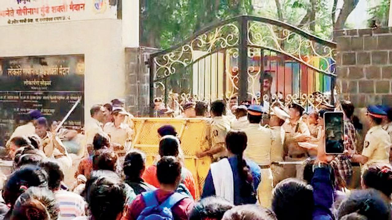 Mumbai: Police lathi charges young women in city for fire brigade recruitment