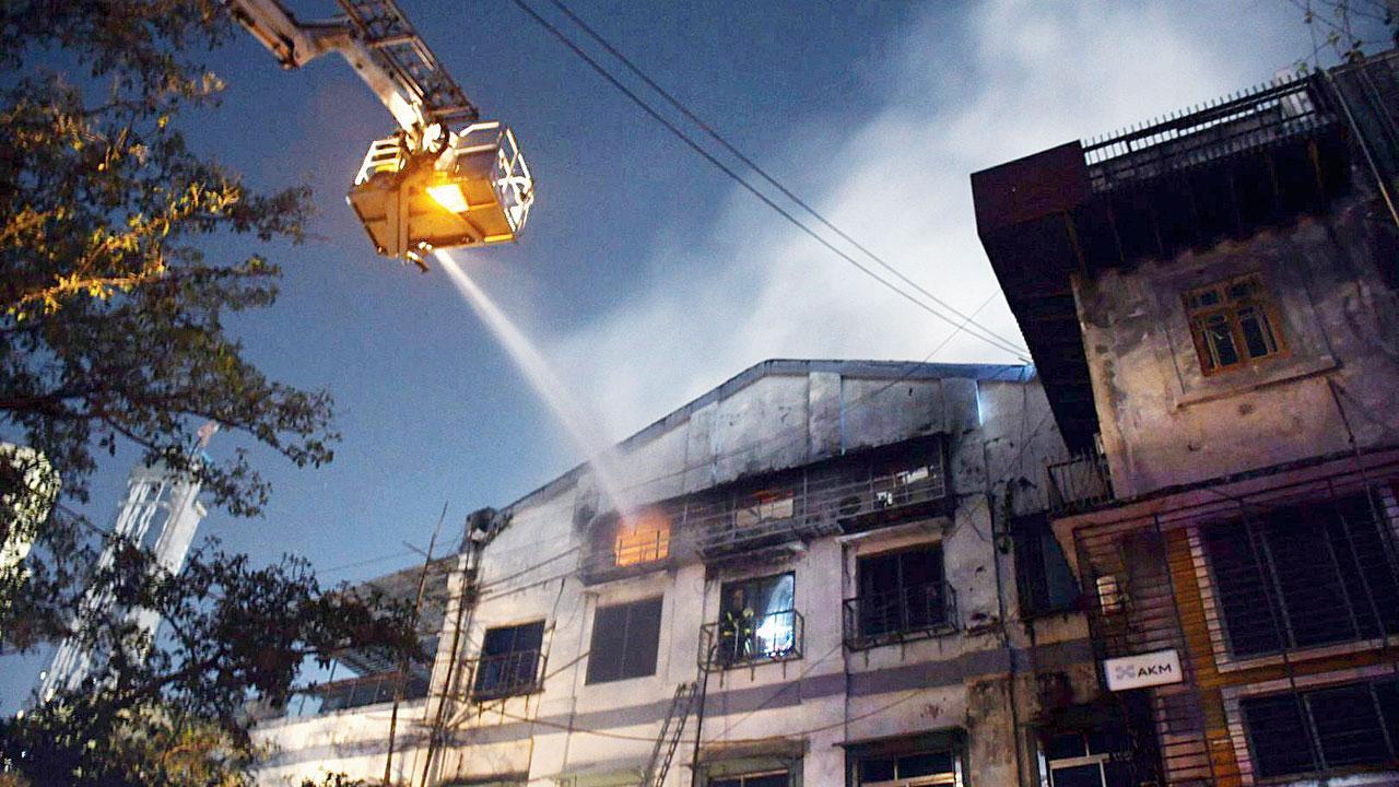 Mumbai: Fire breaks out in building at Raghuvanshi Mill