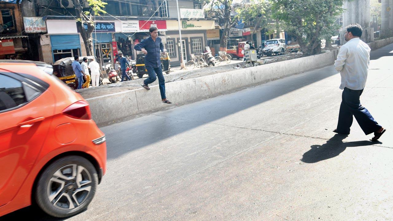 A long stretch of 90 feet road outside Siddhivinayak Mandir has no gaps for pedestrian crossing, in Ghatkopar East. Pic/Sameer Markande