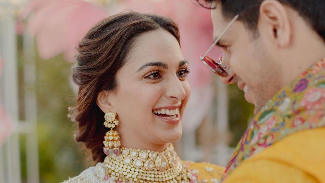 The adjoining picture is definitely bound to bring a smile on the faces of the audiences. A ‘bejeweled’ Kiara Advani is being held in his arms by her knight in shining armor Sidharth Malhotra who is seen with his glares!