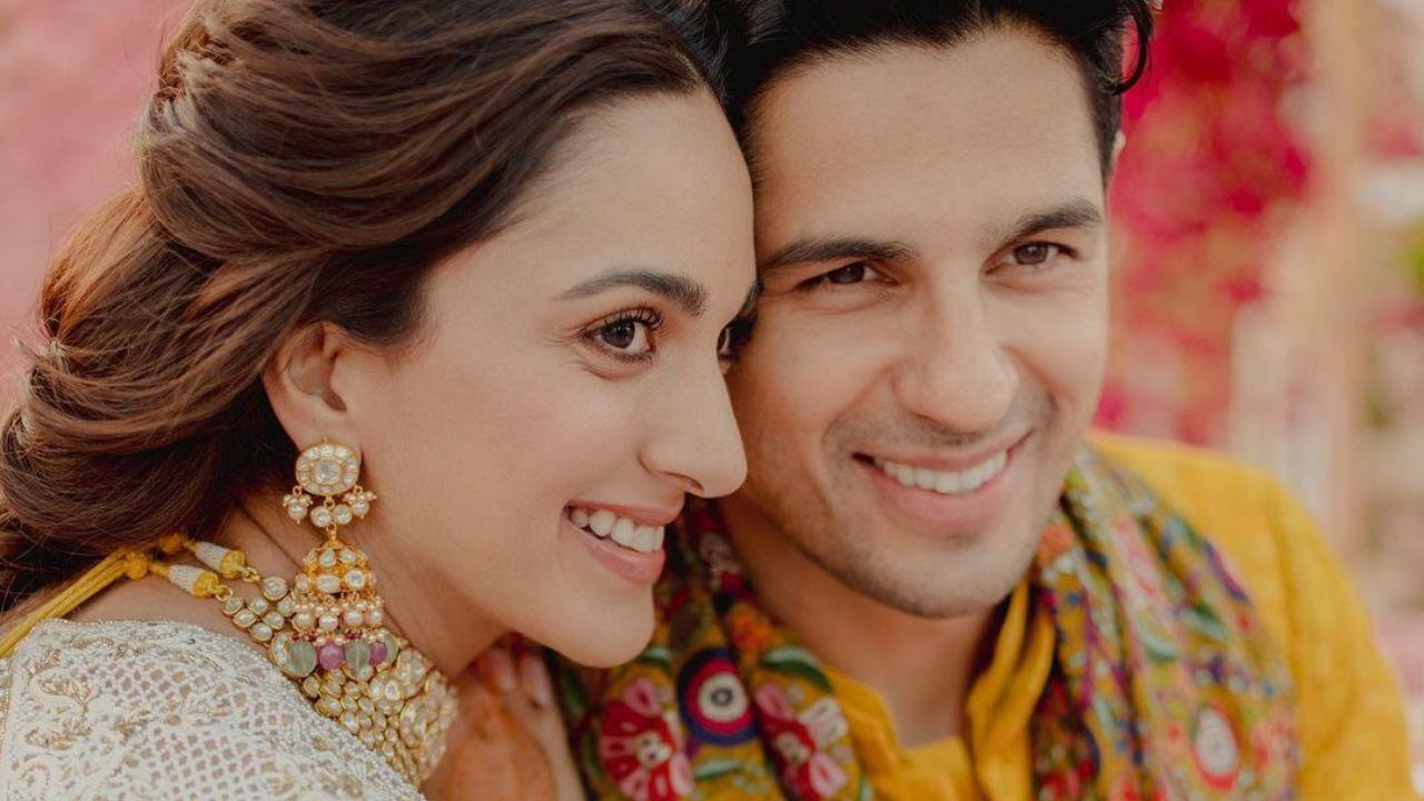 The first picture had the lovely couple saying ‘Cheese’ for the cameras! In simple words, they awesome couple was clicked smiling for the lenses. While Kiara Advani was wearing a stunning ghagra-choli, Sidharth Malhotra matched it up with his equally stunning sherwani.