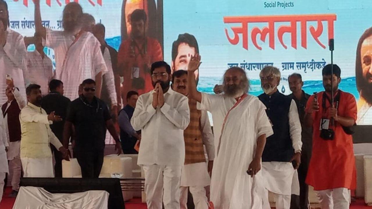 CM Shinde at the stage with Sri Sri Ravi Shankar. Pics/official Twitter account of Eknath Shinde 