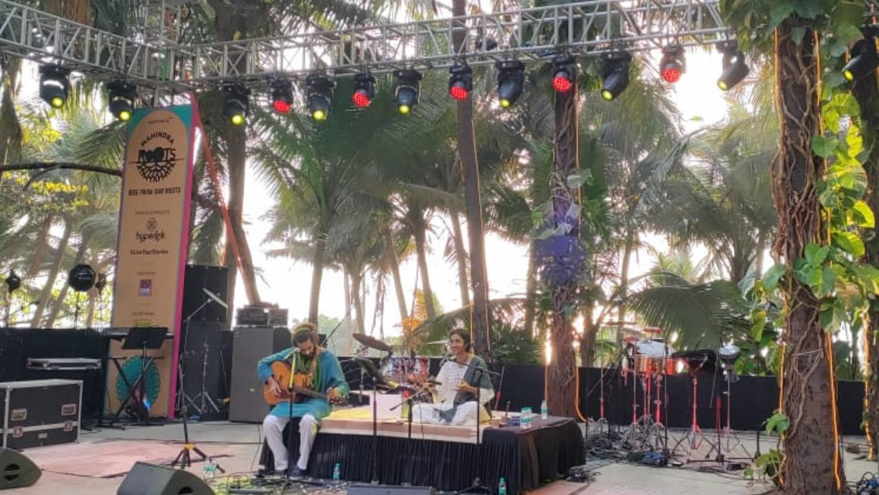 The Aahvaan Project, led by Vedi Sinha and Sumant Balakrishnan, started the third day of the Mahindra Roots Festival at the Bandra Fort Amphitheatre with a thought-provoking performance based on the nirgun philosophy of love and inspired by Sufi saints such as Kabir. Photo Courtesy: Nascimento Pinto