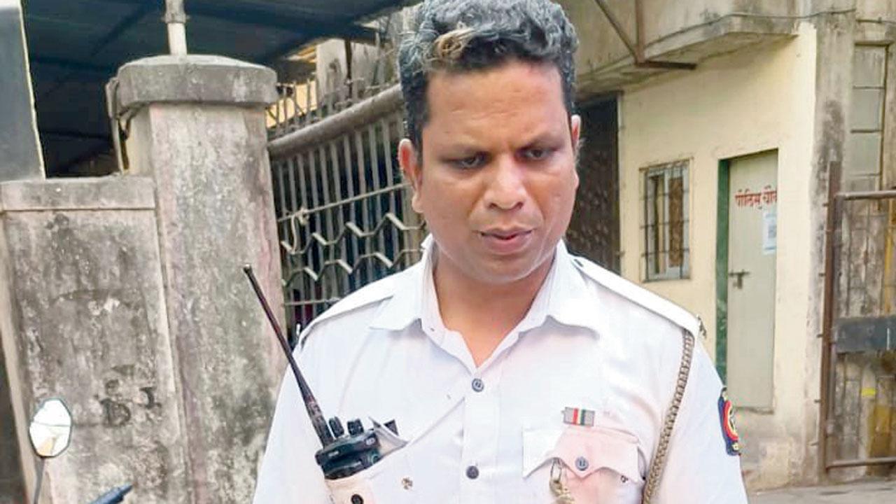 Mumbai: Traffic cop rides pillion with injured 11-year-old to hospital