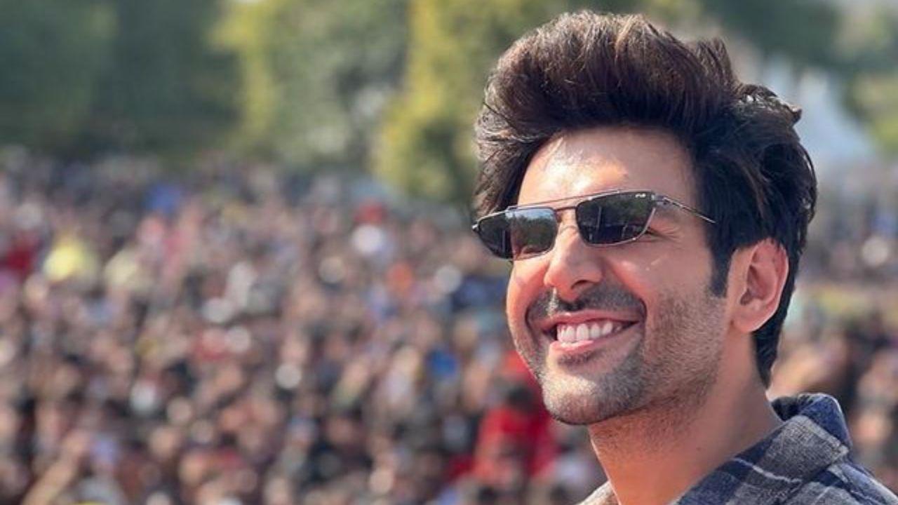 Kartik AaryanEven though the Bollywood heartthrob Kartik Aaryan’s latest social media post was in tune with Valentine’s Day, at the same time, he also ensured to promote his latest film ‘Shehzada’ through the same post!  He had posted a ‘visual treat’ of him and his co-star Kriti Sanon against the backdrop of Taj Mahal. He had captioned the post as, “Bantu aur Samara ki taraf se #HappyValentinesDay”.