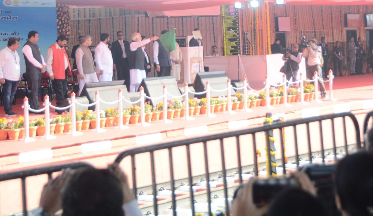 Railway Minister Ashwini Vaishnaw, Union minister Narayan Rane, Maharashtra Chief Minister Eknath Shinde and Deputy Chief Minister Devendra Fadnavis were present at the event