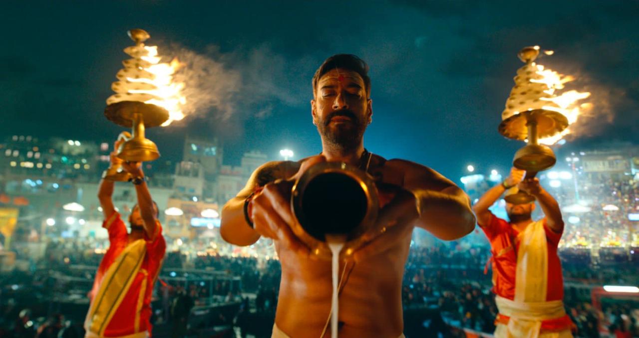 On Saturday, Ajay shared some stunning stills of the Maha aarti sequence shoot for 'Bholaa'. The scene was filmed in Benaras