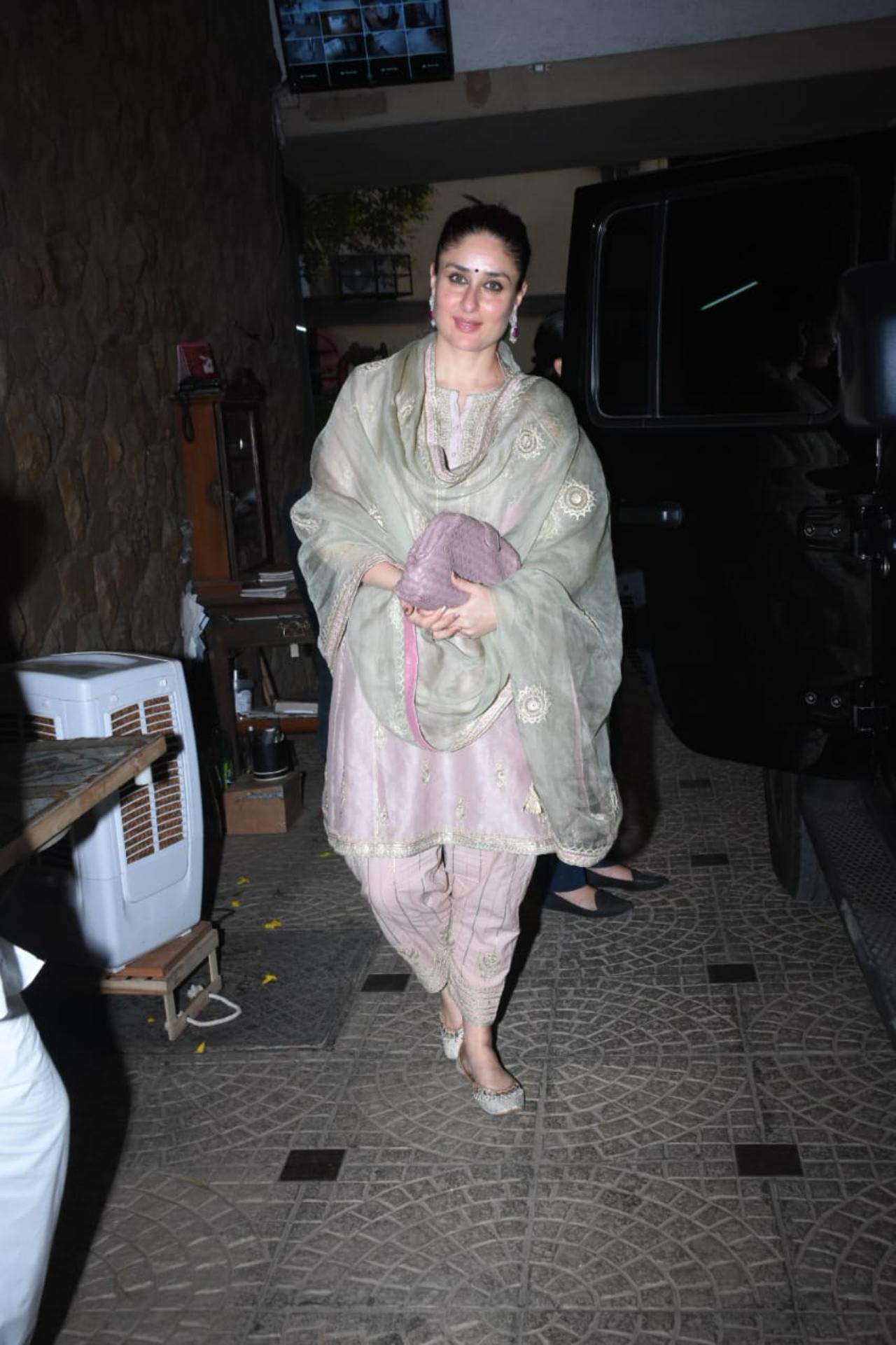 Kareena donned a grey-purple hinted suit for godh bharai, She paired the beautiful suit with a pair of matching juttis, and a mauve-coloured clutch. The actor kept her hair tied back in a bun. Kareena opted for a bindi and ruby diamond earrings to complete her ethnic look