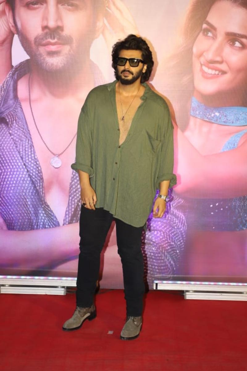 Arjun looked super cool in an olive loose-fitted shirt and black pants. He was seen wearing black shades.