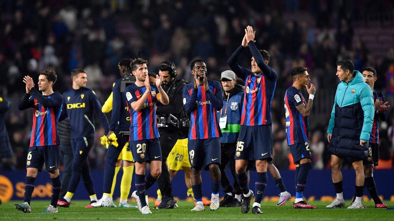 League leader Barcelona beats Cadiz 2-0 after turbulent week