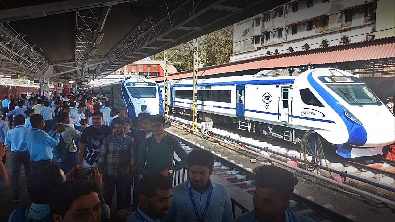Prime Minister Narendra Modi on Friday reached Mumbai to inaugurate various projects in the city. PM Modi, during his visit also flagged off two new Vande Bharat trains from Mumbai's Chhatrapati Shivaji Maharaj Terminus.