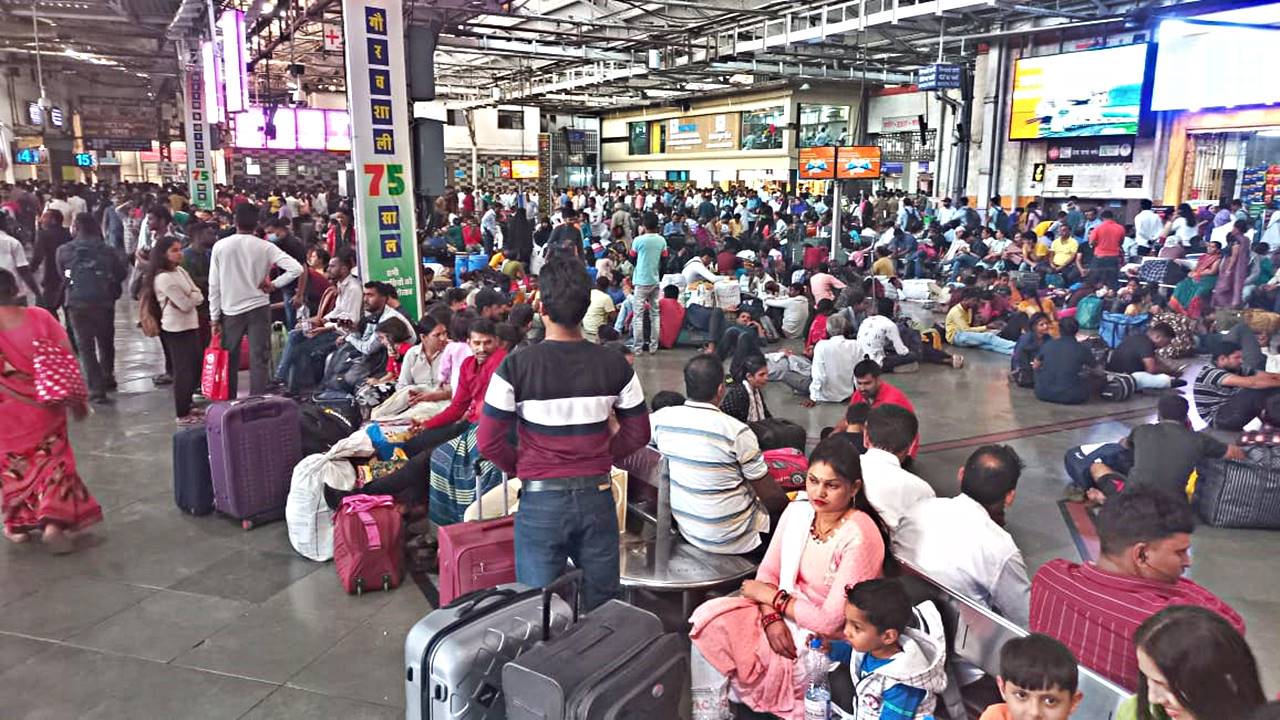 During the flag off, Maharashtra CM Eknath Shinde, Deputy CM Devendra Fadnavis and Railway Minister Ashwini Vaishnavi were present at Mumbai's iconic CSMT station for the flag off of the two new Vande Bharat Trains.