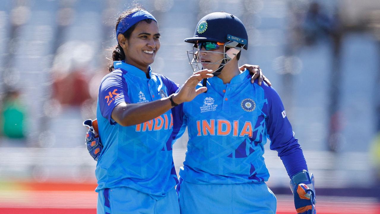 If there were any remote hopes of the Women in Blue walking away with a win over Aussies tonight, they were compromised by India’s avoidable sloppy fielding. In fact, it is doubtful if Australia could have managed a mammoth score of 172 had it not been India’s poor fielding displays in the semi-final clash. 