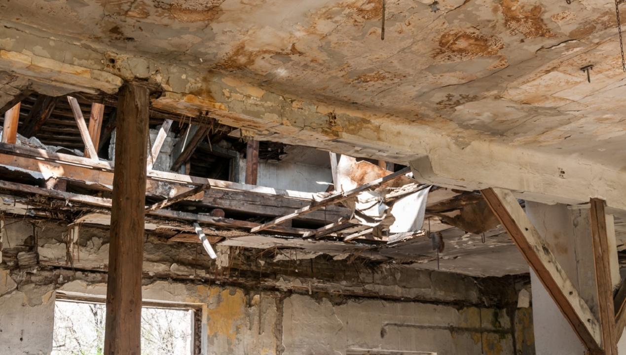 Thane: Minor brother-sister duo injured after ceiling plaster falls on them