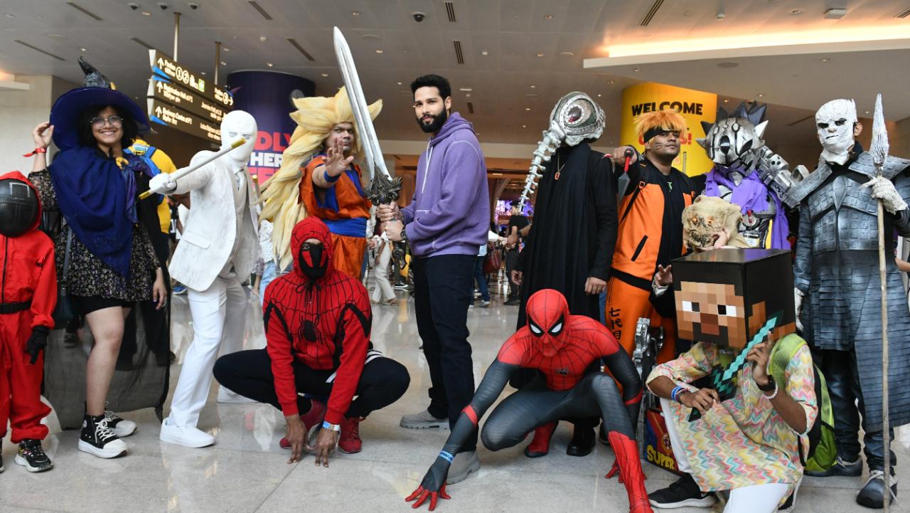 Indian actor, Siddhanth Chaturvedi attended Comic-Con Mumbai and posed with the cosplayers