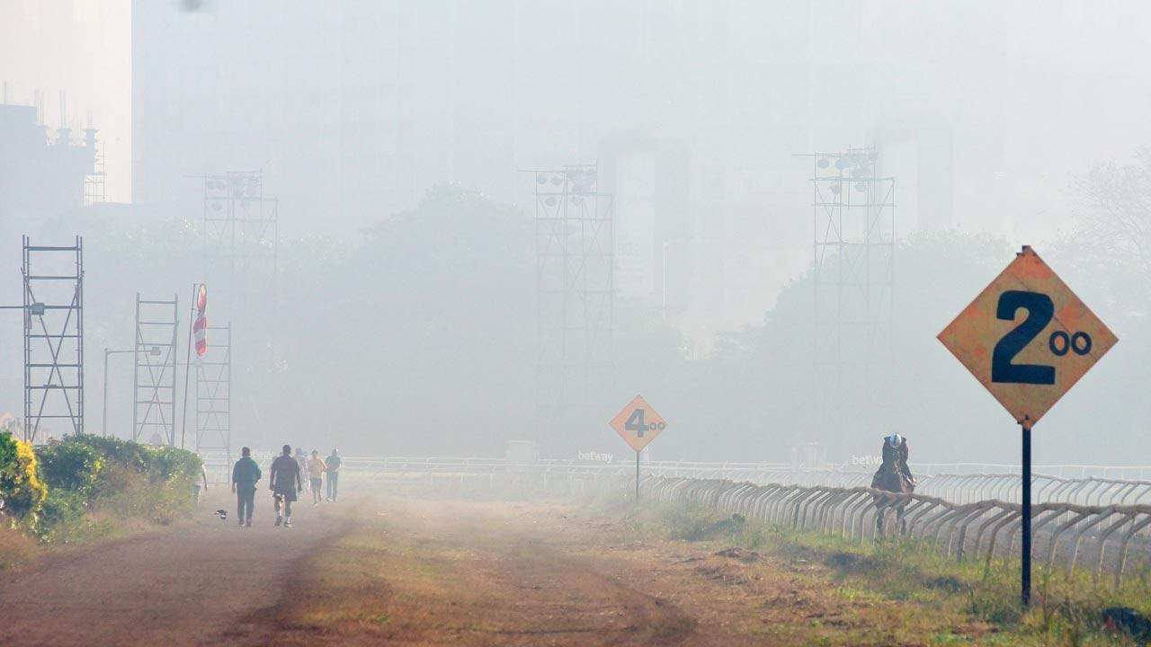 Morning-walkers brave smog at Mahalaxmi Racecourse