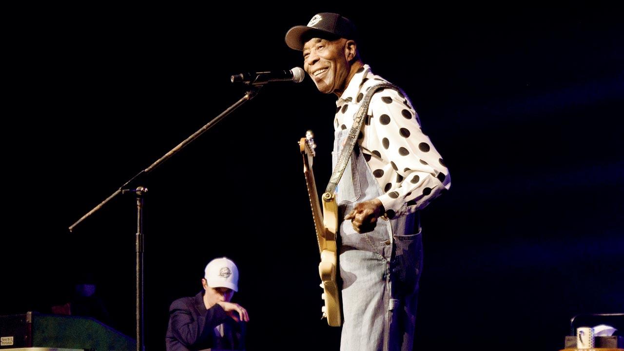Buddy Guy on stage in Mumbai 