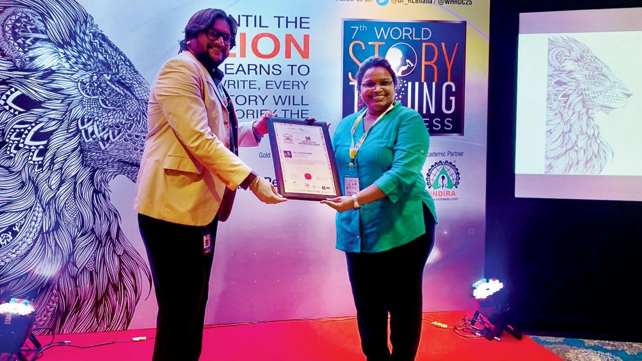Dr Shubhalaxmi receives the award