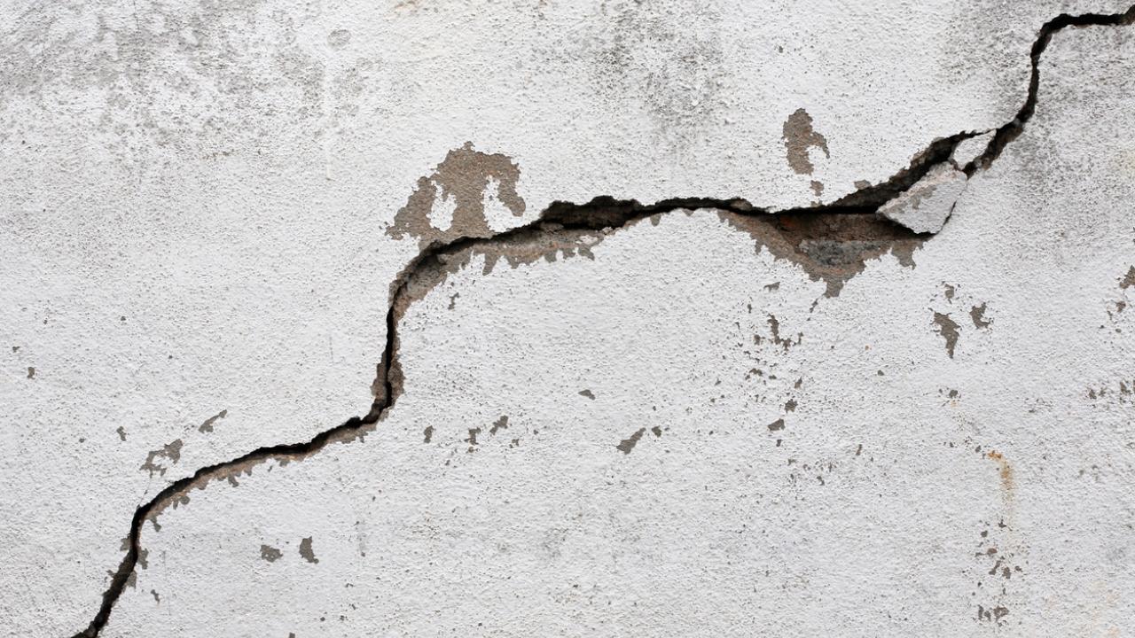Thane: Plaster of building falls, another develops cracks; no one hurt