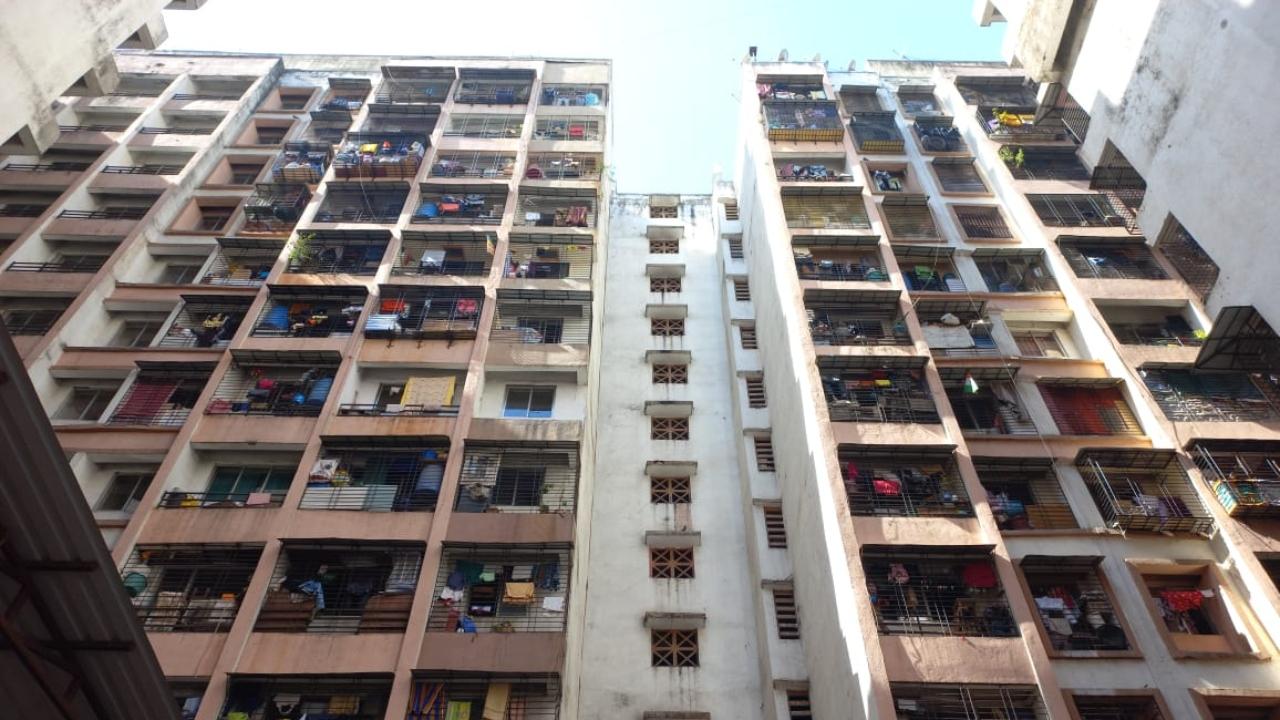 A senior citizen died after a fire broke out in a residential building in Kurla on Wednesday at 656 am. The fire was confined between the 4th and 10th floors
