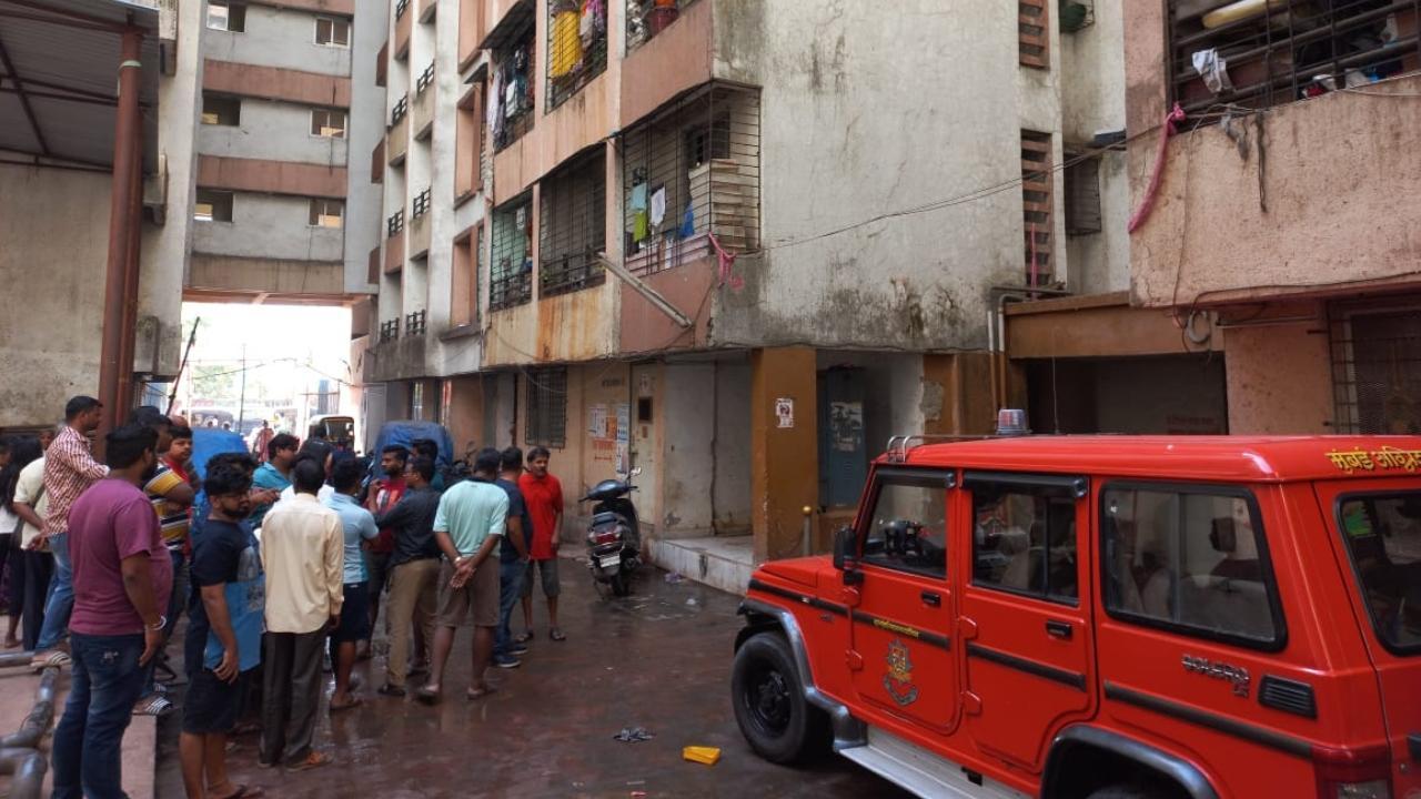 Fire breaks out at residential building in Kurla Pic/Sameer Abedi