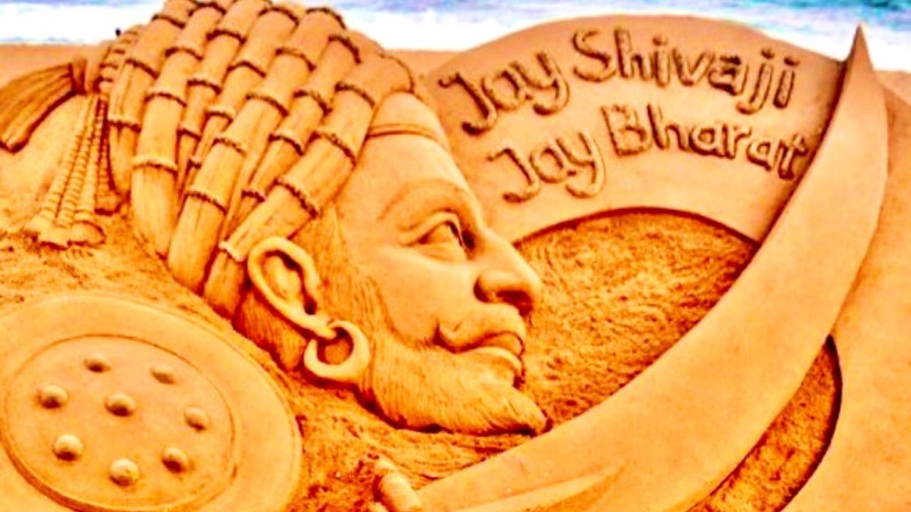 The Raigad Development Authority has undertaken the work of conservation of parts of the Raigad fort and is also working to hold a light and sound show, a day before Shivaji Maharaj was coronated as the emperor (on June 6, 1674), Sambhaji Chhatrapati, a member of the former royal family of Kolhapur and king Shivaji's descendant said on Saturday.
In pic: Sudarsan Pattnaik, an International Sand Artist and Padma Shri Awardee pay tributes to Chhatrapati Shivaji Maharaj on his Jayanti by making sand art. Pic/Official Twitter Handle