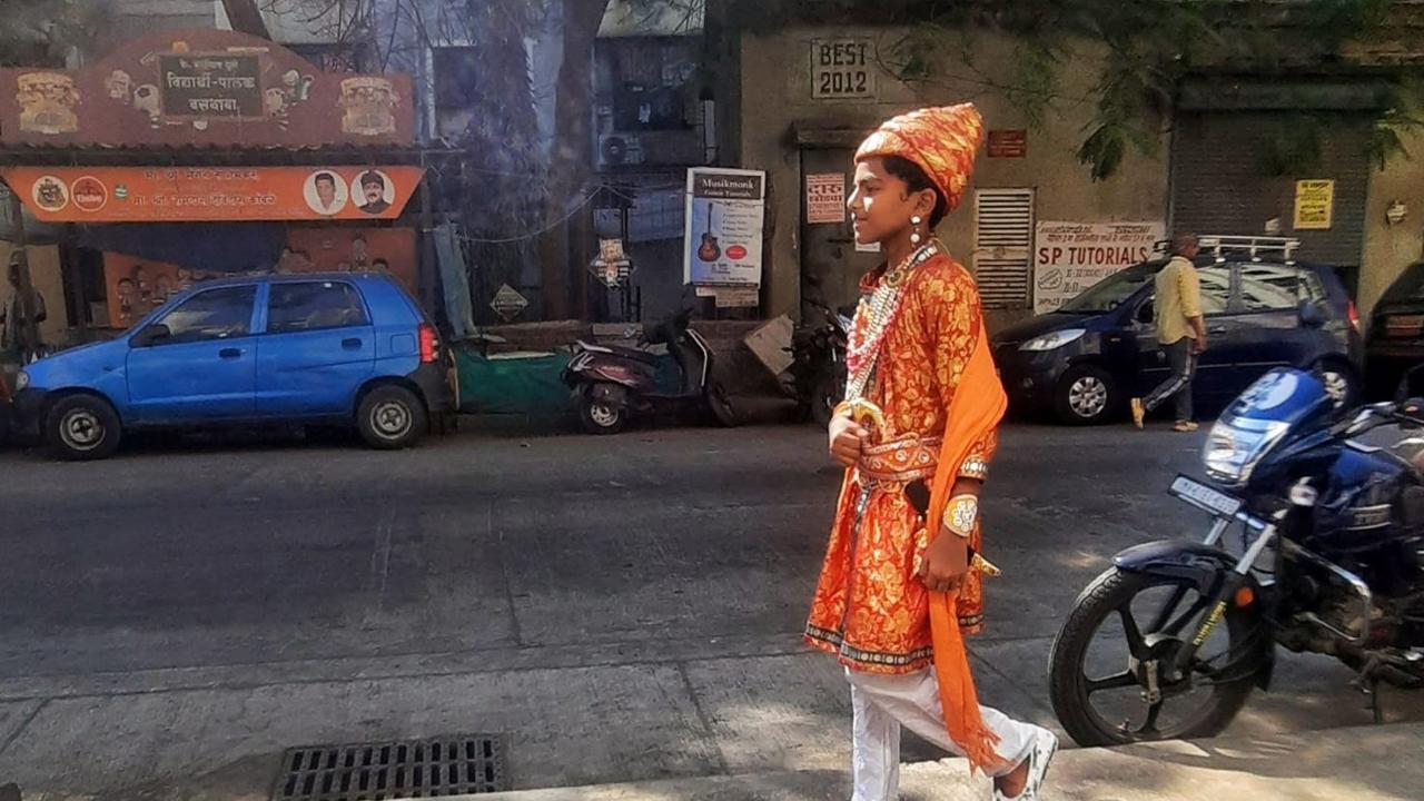 Children enjoying their treats after concluding the celebration of Chattrapati Shivaji Maharaj Jayanti at Sion in Mumbai Pic/Pradeep Dhivar