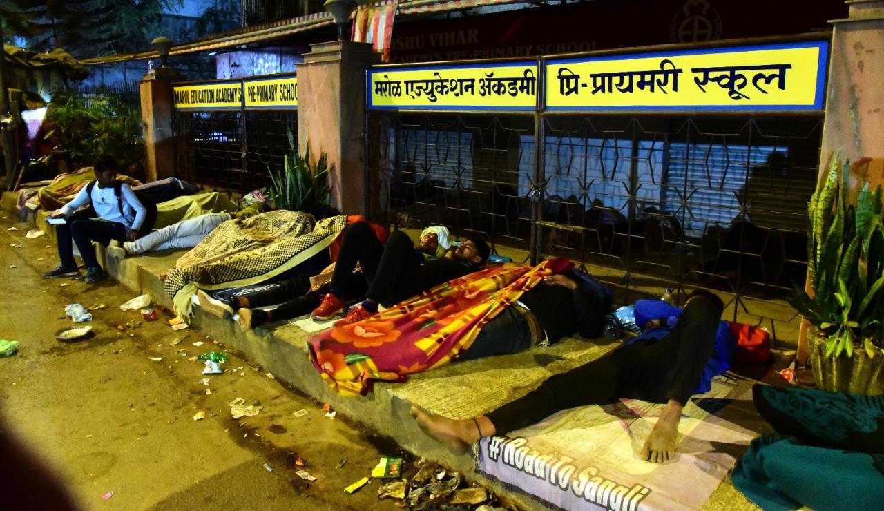 Candidates arrive from across the state like Satara, Nashik, Nagar, Malegaon, Jalgaon, Nandurbar, Beed, Aurangabad, Dhule, Latur, Ahmedabad, Jalna, Sangli, Pune, etc. Those who don’t have relatives in the city are forced to sleep on the footpath, roads, under trees, even on dividers